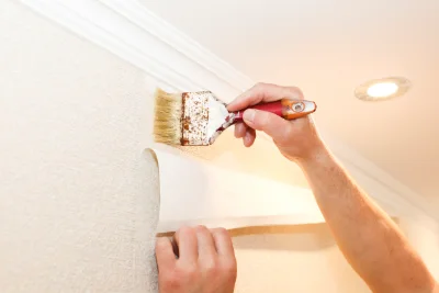Pose de papier peint à Montjustin — revêtements muraux et toiles de verre